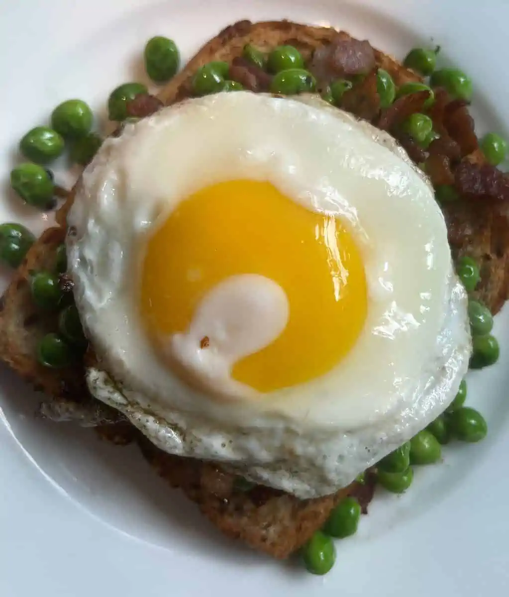 Egg, peas and bacon on toast