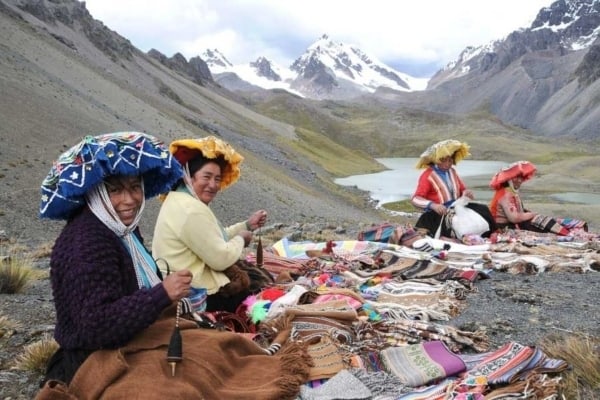Local Andean women selling their handmade textiles